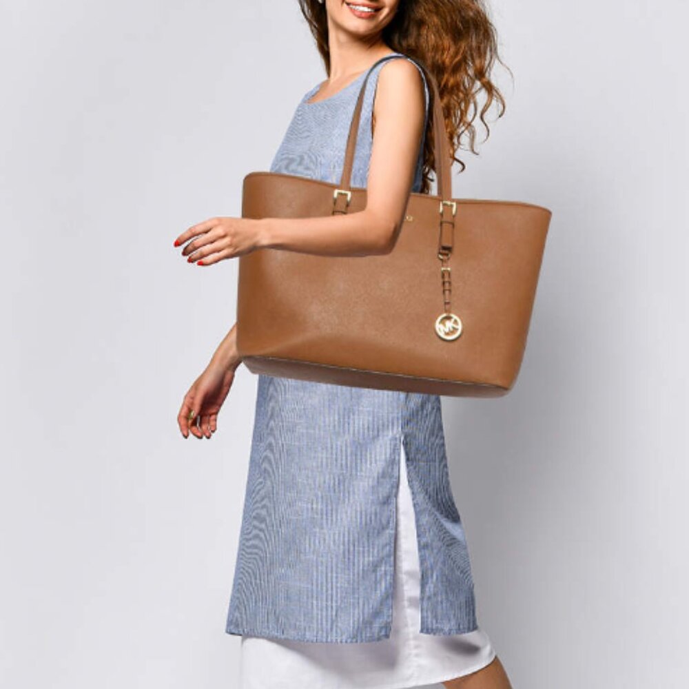 MICHAEL KORS JET SET TRAVEL TOTE in ACORN Brown Leather